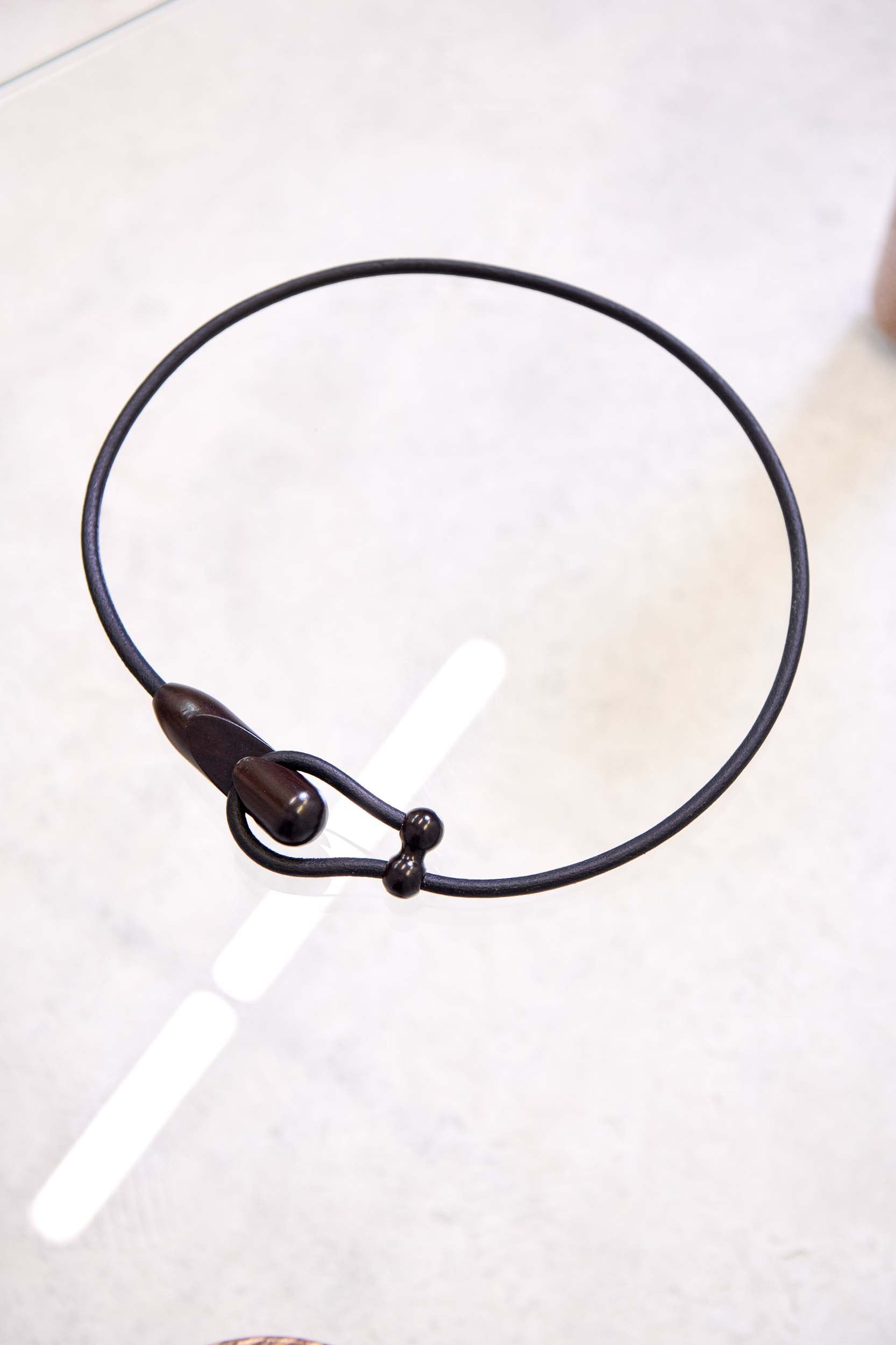 #color_Ebony Wood and Black Leather