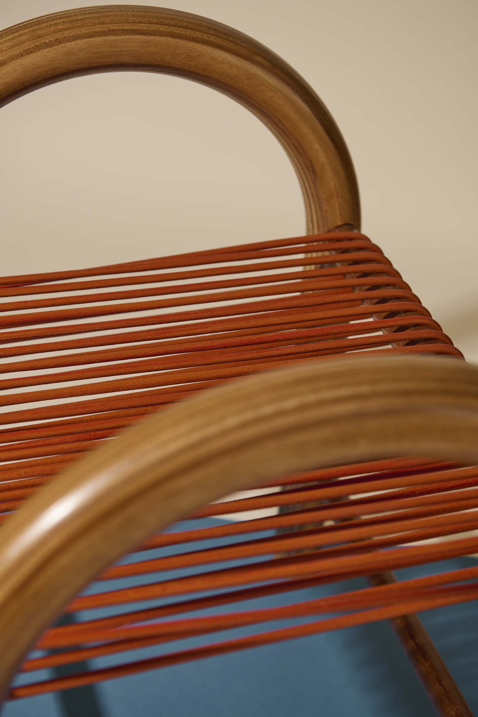 Sgabello in pelle arancione bruciato