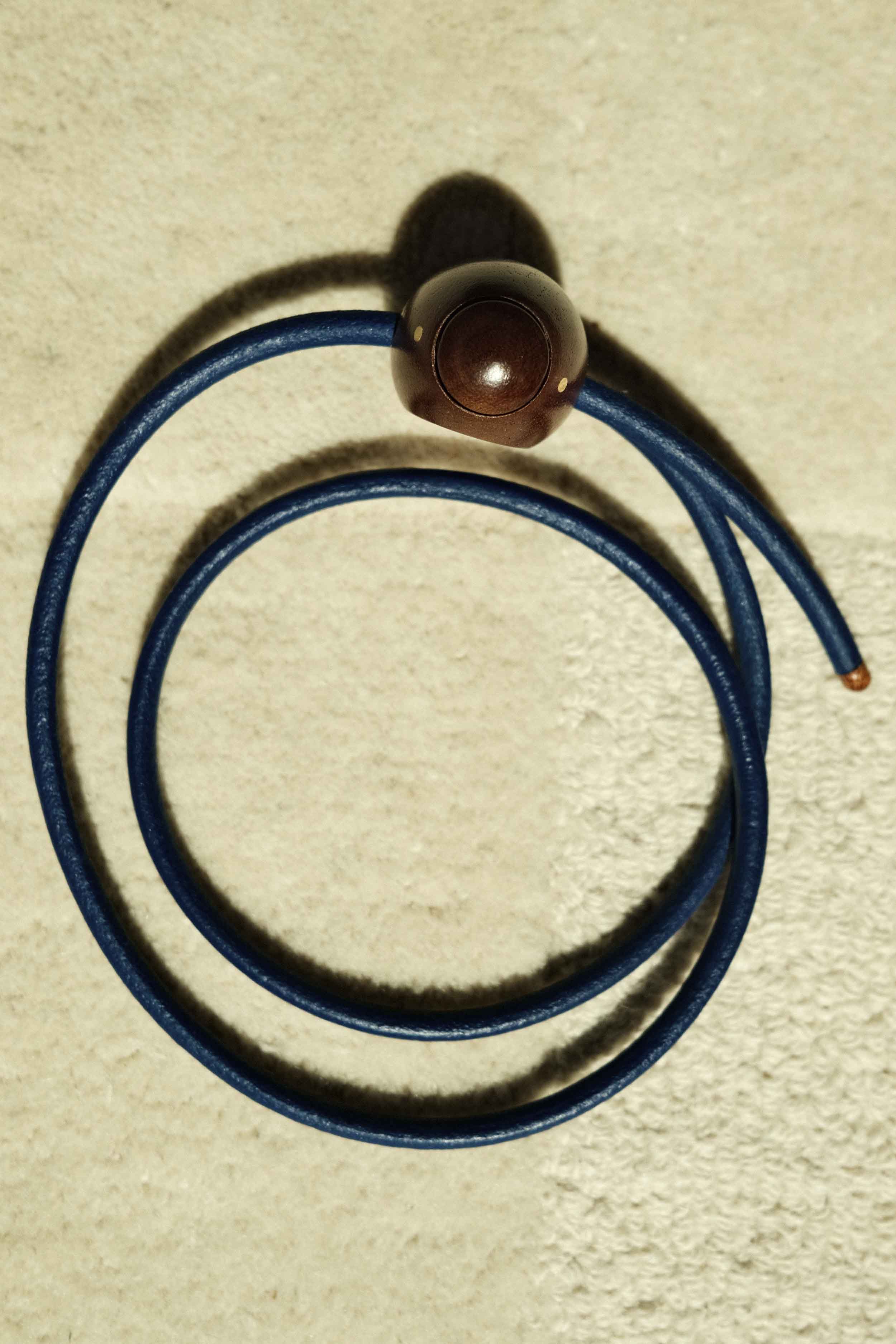 Cintura Uovo / Legno di mogano / Cuoio blu