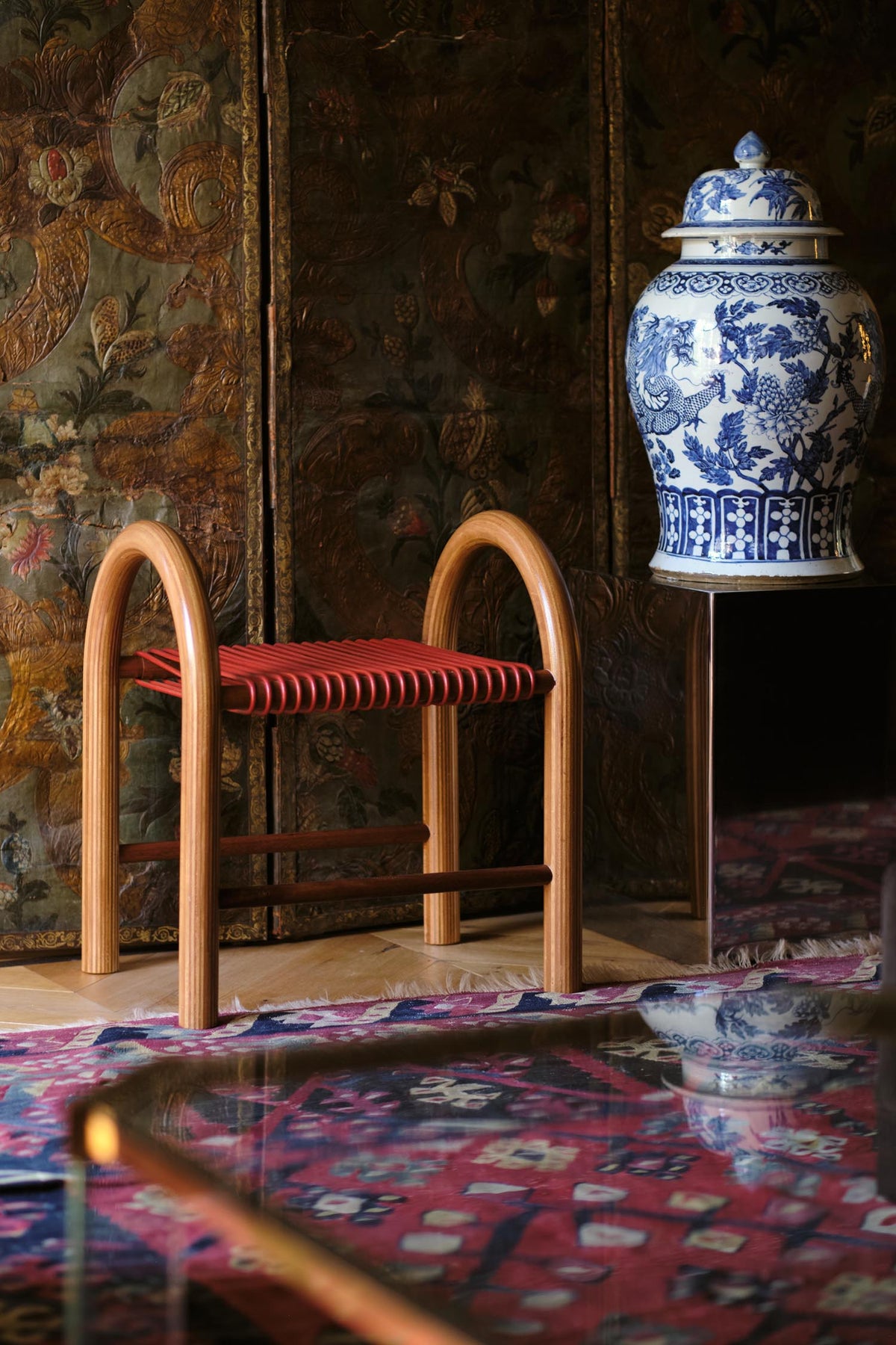Sgabello in pelle arancione bruciato
