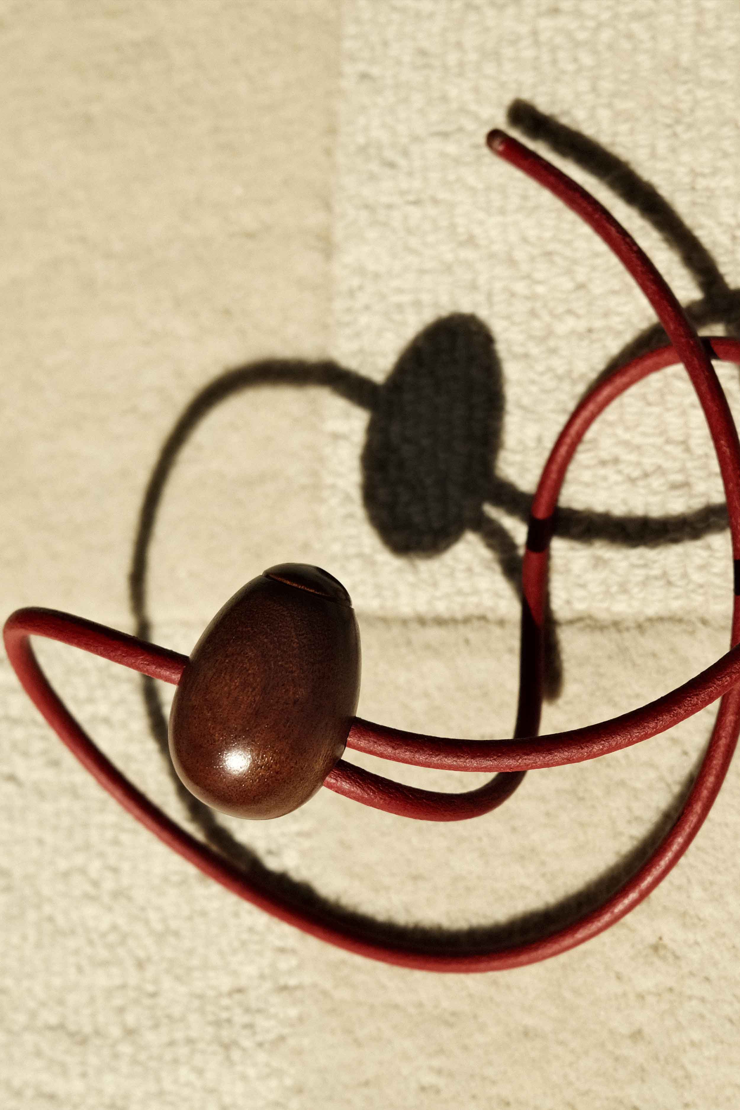 Cintura Uovo / Legno di mogano / cuoio rosso