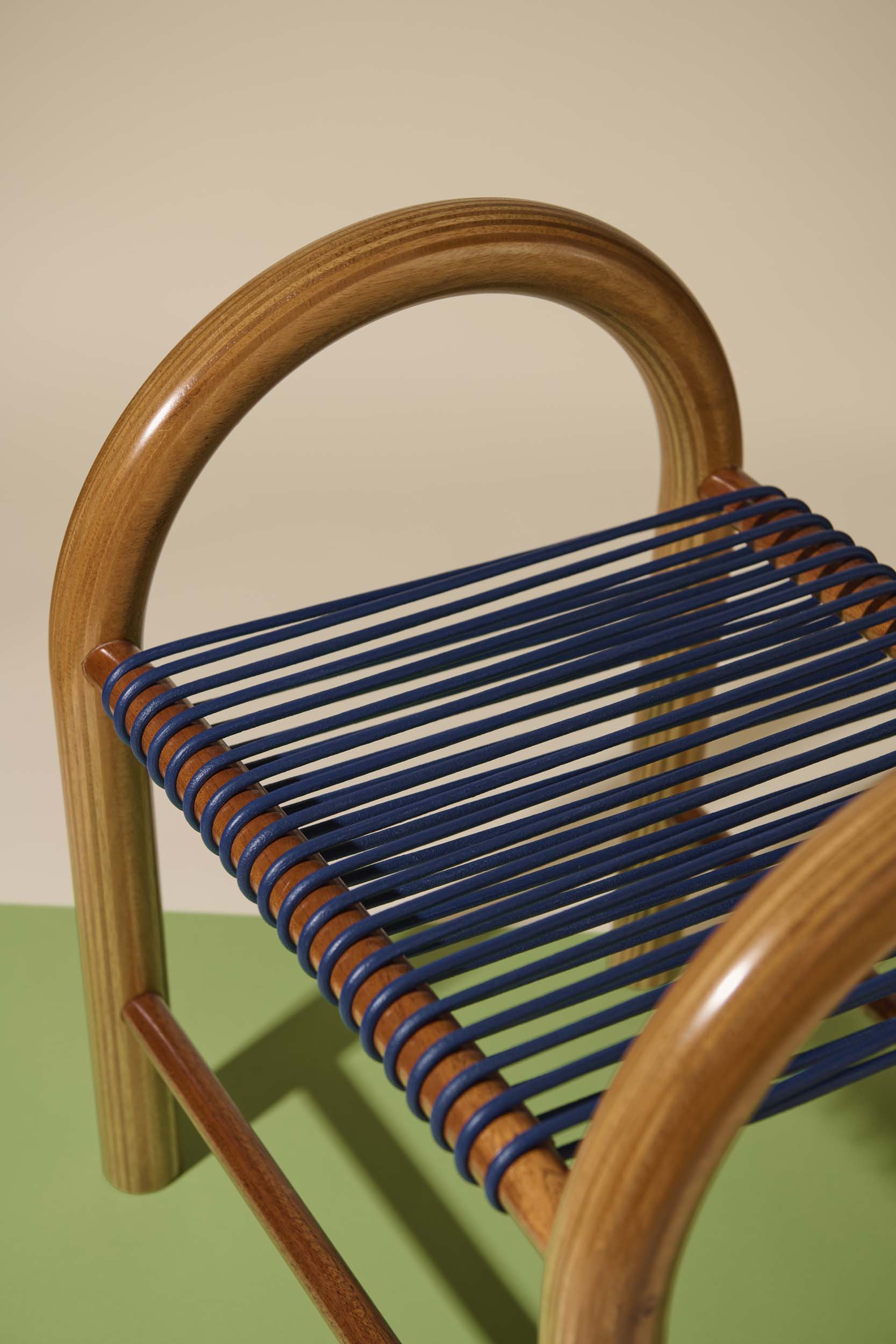 Sgabello in cuoio blu