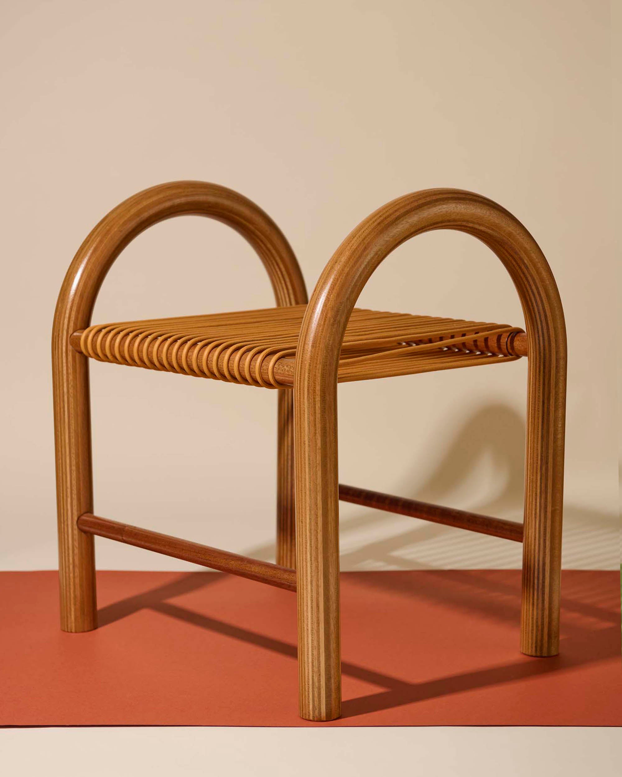 Sgabello in cuoio gialla